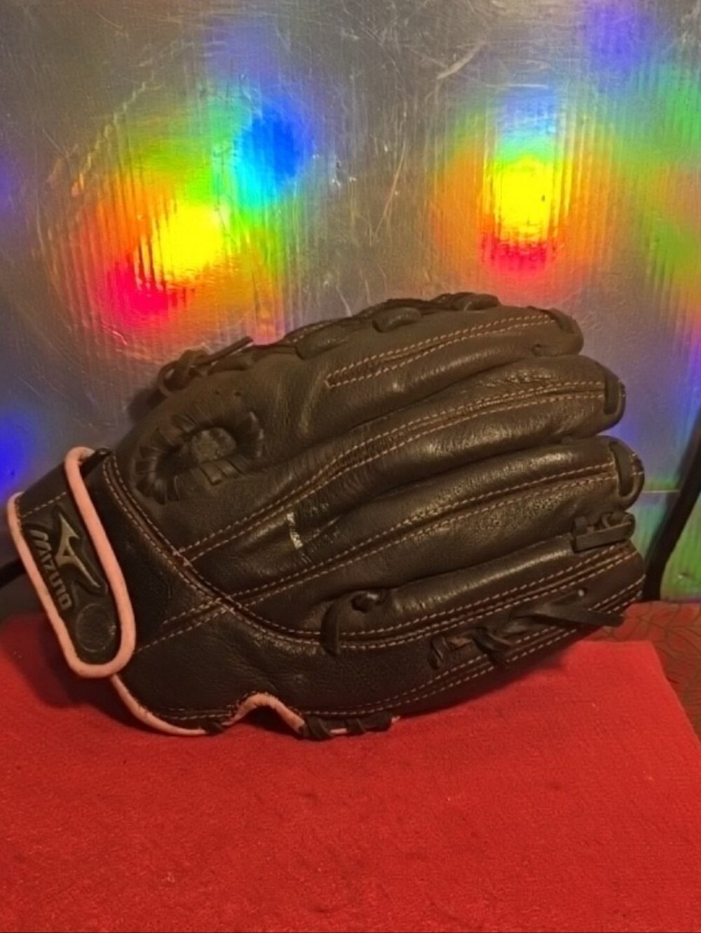 091326 MIZUNO Jenny Finch GPP 1108 11" lefty. Glove on right.hand. throws with